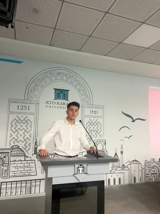 Arda Çekiç bir teknoloji fuarında